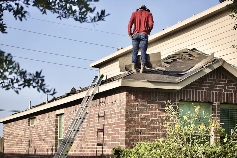 Professional roofer working on a residential roof in Rio Pinar